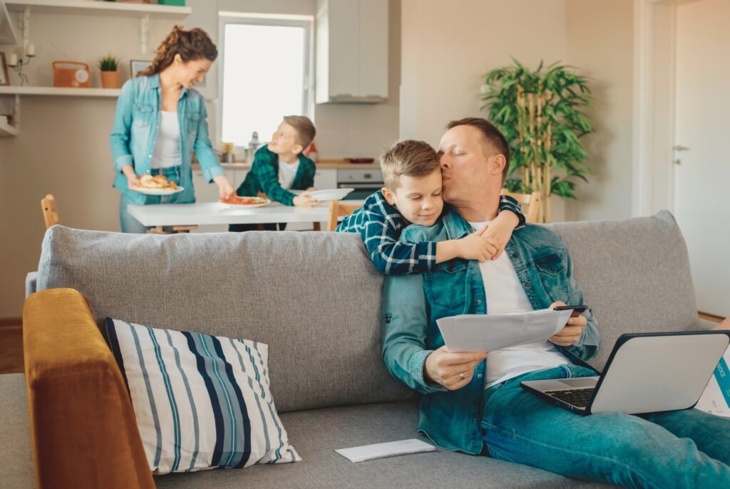 Famiglia in casa sul divano